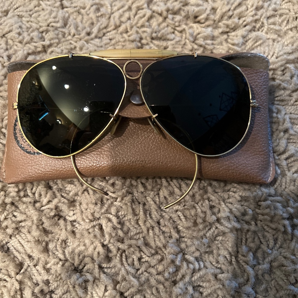 Vintage Ray Ban aviator sunglasses w original case.